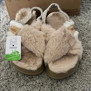 NWT Kuailu Women’s Beige Fuzzy Criss Cross Platform Slippers w/ Arch Support - 8